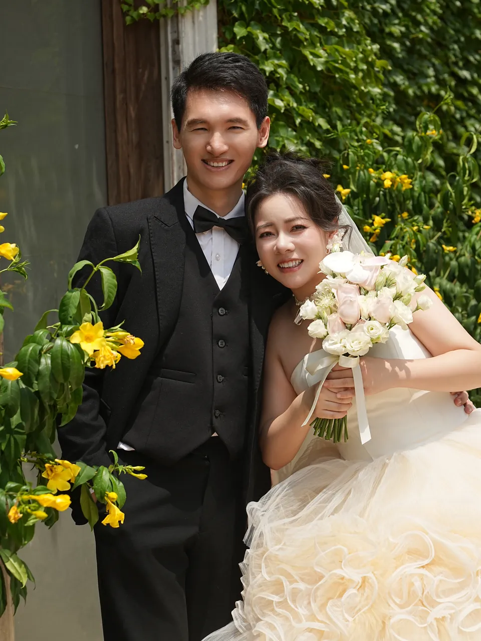 藤蔓花墙前的婚纱照